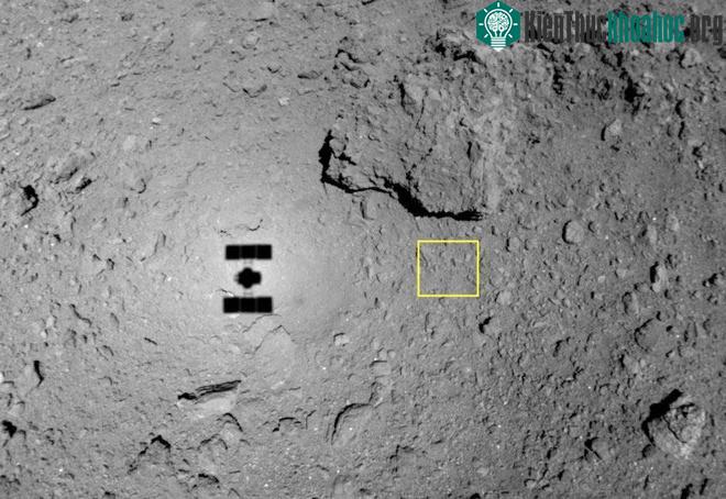 Bóng của tàu vũ trụ Hayabusa 2 in trên bề mặt thiên thạch Ryugu. (Ảnh: JAXA).