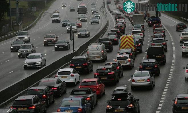 Các hạt siêu mịn (UFP) phát ra từ ôtô và xe máy độc hại hơn nhiều so với các hạt bụi thông thường. (Ảnh: Guardian).