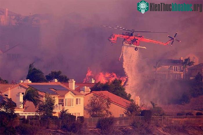 Bang California, Mỹ đang vật lộn đối phó với mùa cháy rừng nghiêm trọng.