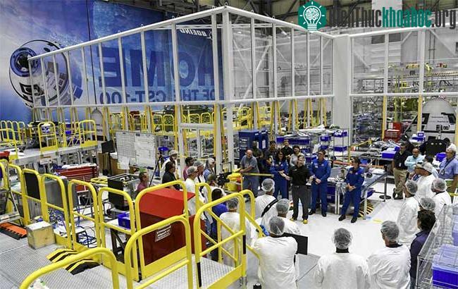 Các nhân viên của Boeing tập hợp tại khu lắp ráp tàu vũ trụ Crew Space Transportation (CST)-100 Starliner. (Ảnh: Washington Post).