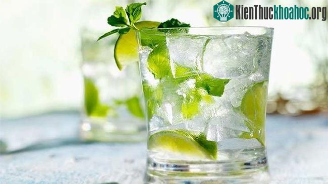 Nước chanh hỗ trợ quá trình đào thải mỡ thừa ở gan.