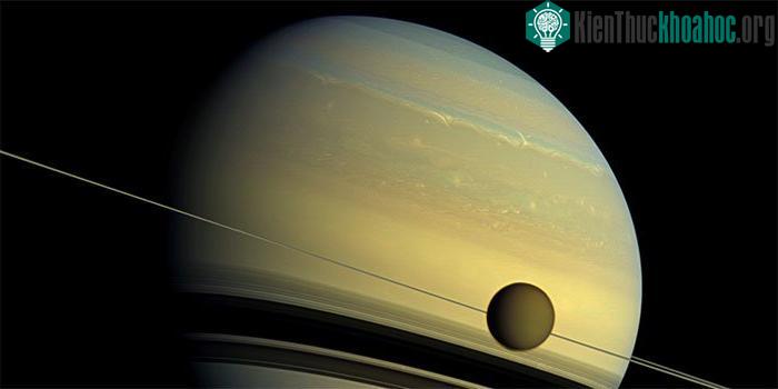 Hình ảnh sao Thổ và vệ tinh Titan do tàu vũ trụ Cassini của NASA chụp ngày 31/8/2012. (Ảnh: AFP/TTXVN).