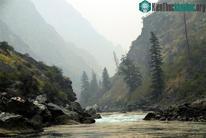 Hẻm núi Impassable trên đoạn sông Salmon là thử thách cá hồi phải vượt qua trên đường ra biển và trở về