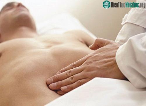 Tắc ruột là nguyên nhân nguy hiểm nhất gây ra tình trạng đau bụng trên.