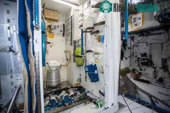 Nhà vệ sinh trên Trạm không gian quốc tế (ISS).