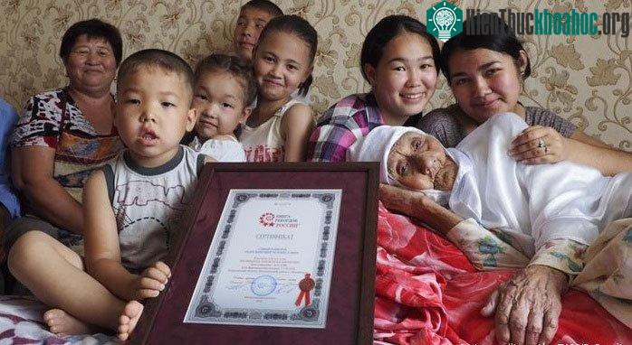 Bà Tanzilya cùng cháu và chắt của mình.