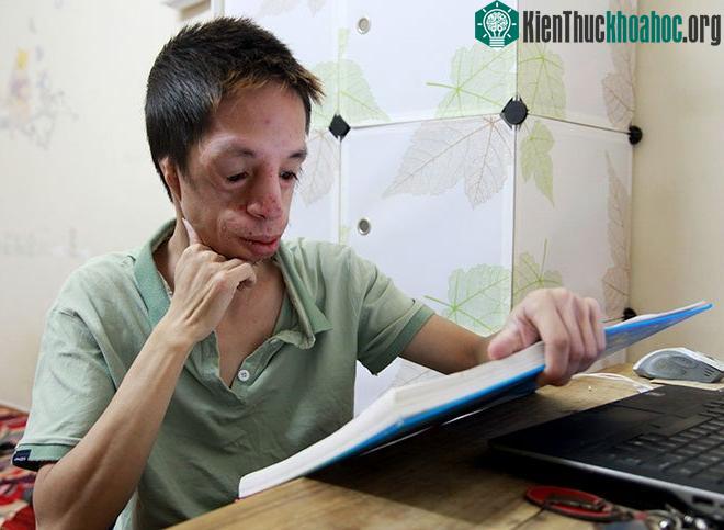 8 tiếng ở trường, 2 tiếng ở nhà, Chinh tranh thủ đọc sách, tài liệu khoa học