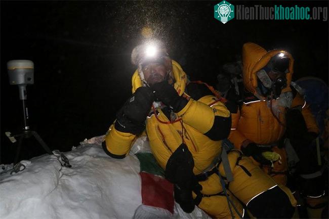 Nhà khảo sát địa chất Nepal Khim Lal Gautam (phải) tại đỉnh núi Everest rạng sáng 22/5.