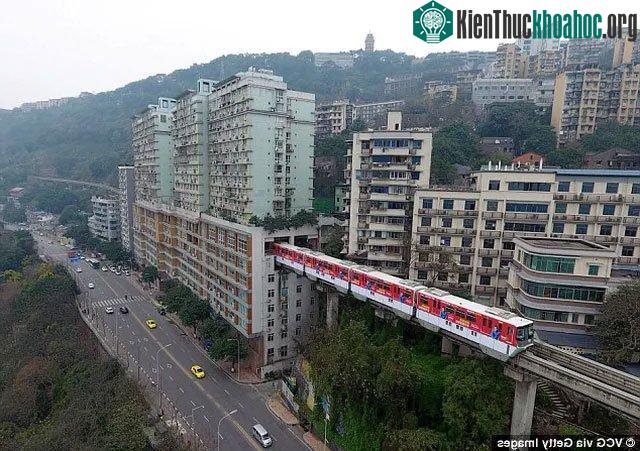 Tàu hỏa chạy xuyên qua tòa nhà chung cư 19 tầng.