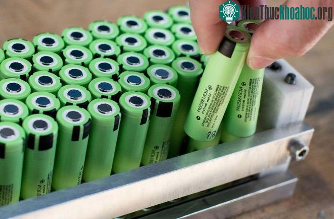 Đặt pin ở mức nhiệt 60 độ C, toàn bộ hệ thống có thể duy trì 1.700 vòng sạc nhanh và xả pin.