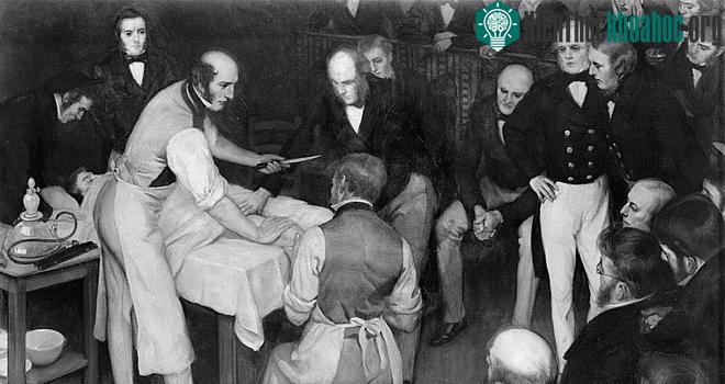 Robert Liston thực hiện cắt cụt chi bệnh nhân trước đám đông khán giả.