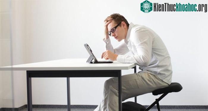 Hãy thoải mái ngồi theo cách bạn muốn, điều đó không liên quan gì đến chứng đau cổ.