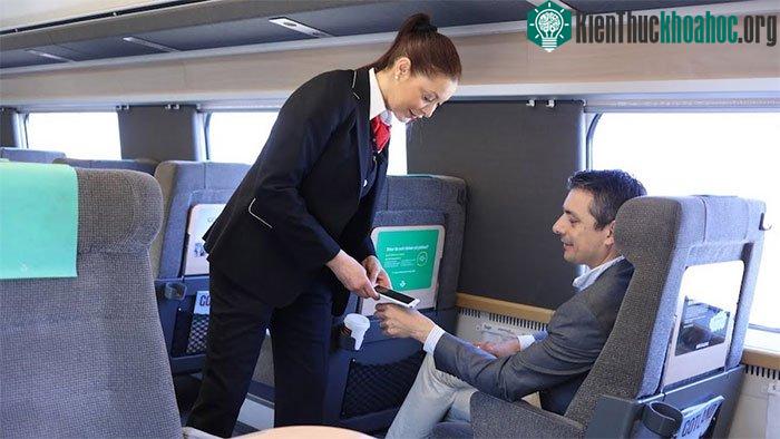 Đường sắt Thụy Điển thu phí qua chip cấy dưới da hành khách.