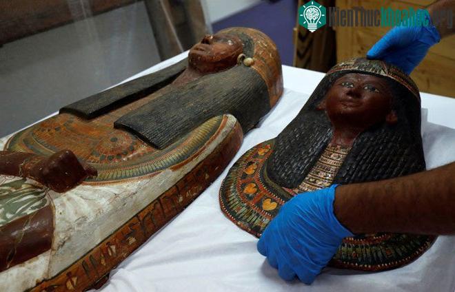 rong ảnh là chiếc mặt nạ của vợ Sennedjem được lấy ra khỏi quan tài