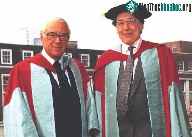 Robert G. Edwards (trái) và Patrick Steptoe.
