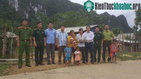 Ông Đinh Huy Trí (áo trắng) tiếp nhận bộ hàm tê giác hóa thạch từ người dân bản Yên Hợp.