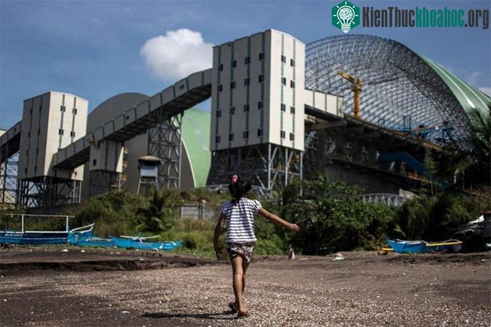Một đứa trẻ đang chơi đùa bên ngoài nhà máy điện than ở Bataan, phía bắc Phillippines
