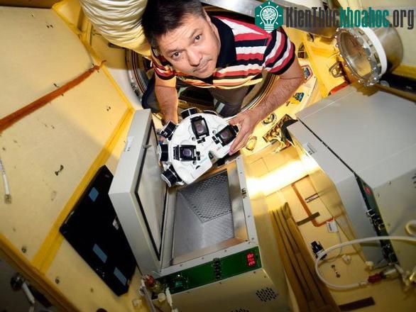 Nhà du hành vũ trụ người Nga Oleg Kononenko cầm một chiếc máy in 3D sinh học trên ISS