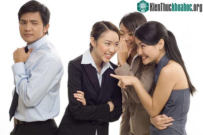 Tụ họp lại và bàn tán về một ai đó có thể tạo ra sợi dây liên kết và cảm giác thân thuộc với mọi người.