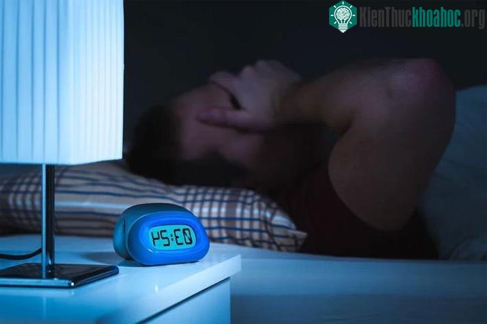 Khi lên giường hãy tập trung vào việc ngủ.