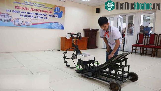 Học sinh Đức Dương thuyết trình tại Cuộc thi Sáng tạo Thanh thiếu niên và nhi đồng tỉnh Bắc Giang năm 2019
