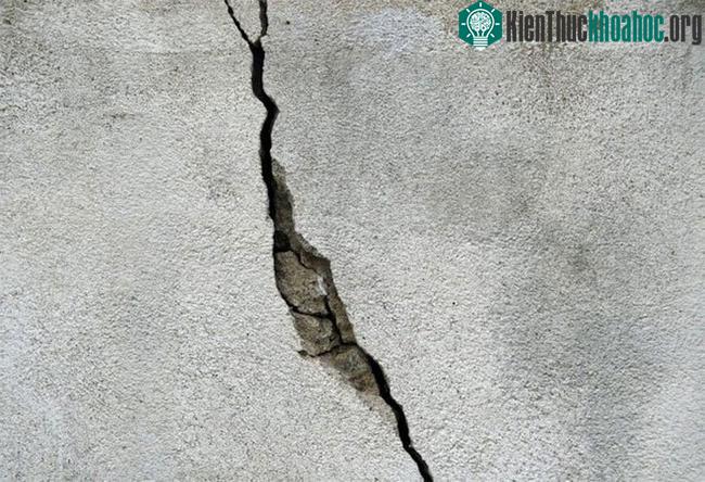 Một vết nứt trên bê tông.