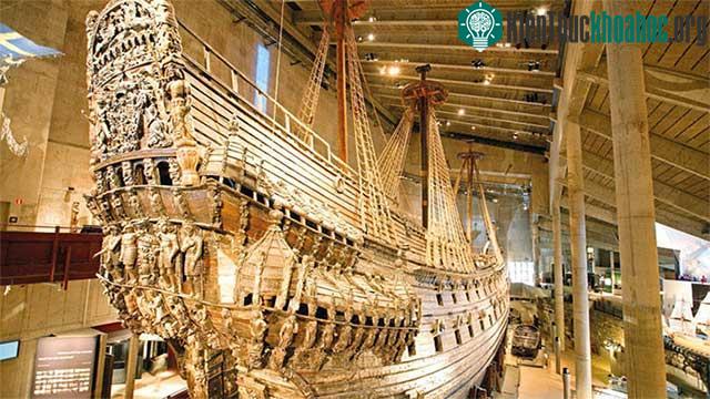 Xác tàu chiến Vasa nổi tiếng hiện được trưng bày tại Bảo tàng Vasa ở Stockholm.