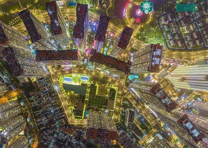 Những tòa cao ốc và ánh đèn từ các con đường khi nhìn trên cao trông như một bảng vi mạch điện tử.