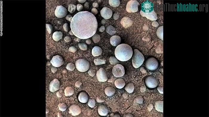 Các khối kết khoáng chất giàu hematite gần miệng núi lửa Fram
