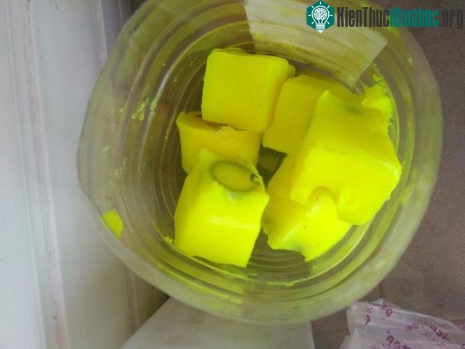 Sáp nến để tạo đèn lava.