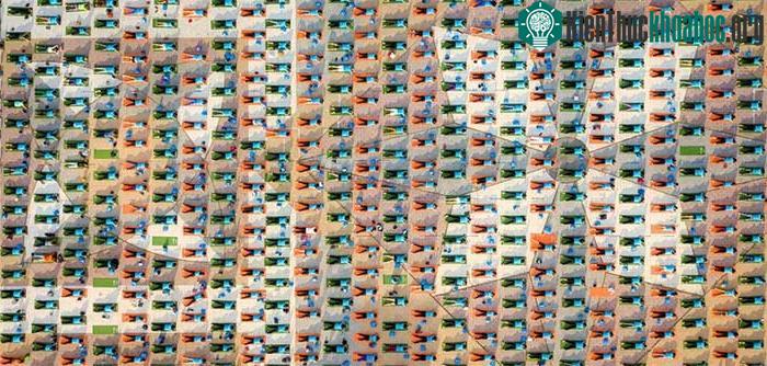 Một buổi tập yoga ngoài trời tại quảng trường ở thành phố biển Nha Trang.