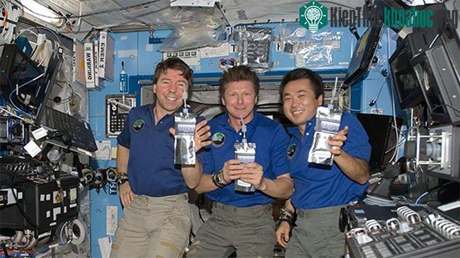 Phi hành gia ăn uống trên ISS.