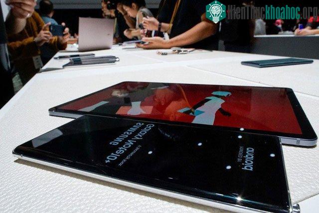 Cảm biến vân tay siêu âm trên Galaxy S10 thực ra đã bị bẻ khóa bằng một miếng dán màn hình giá 3,4 USD mua trên eBay.