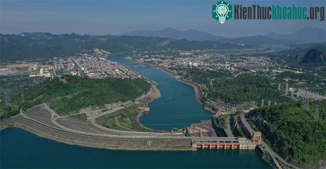 Đập thủy điện Hòa Bình cao 128m, xây dựng trong 9 năm (1981 - 1990).