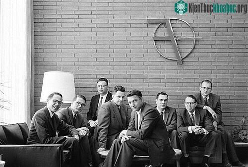 "Tám kẻ phản bội" rời bỏ Shockley.