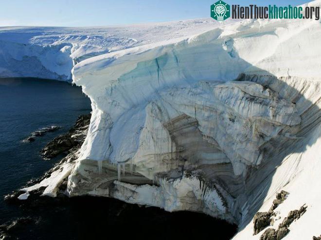 Băng đang tan chảy ở một vách đá ở Landsend, trên bờ Cape Denison ở Nam Cực, ngày 2/1/2010.