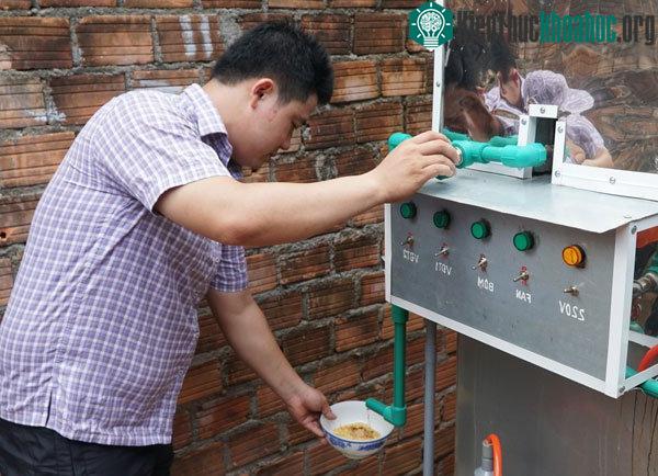 Nước sau khi đun sôi có thể dùng để chế mỳ tôm, phục vụ sinh hoạt.