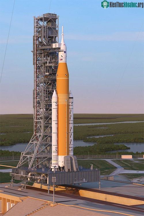Họa sĩ vẽ phác thảo SLS của NASA.