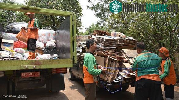 Người dân thích thú đổi rác lấy vàng ảnh 2