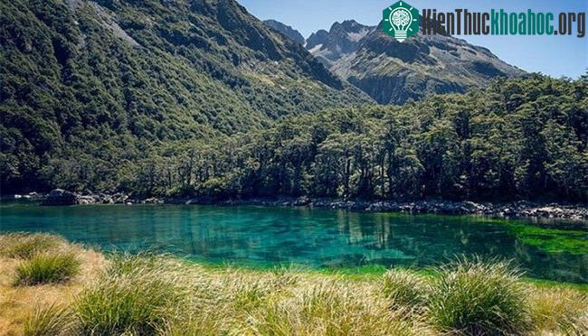 Hồ Blue có thể bị đục tạm thời khi những trận mưa lớn rửa trôi đất đá vào lòng hồ