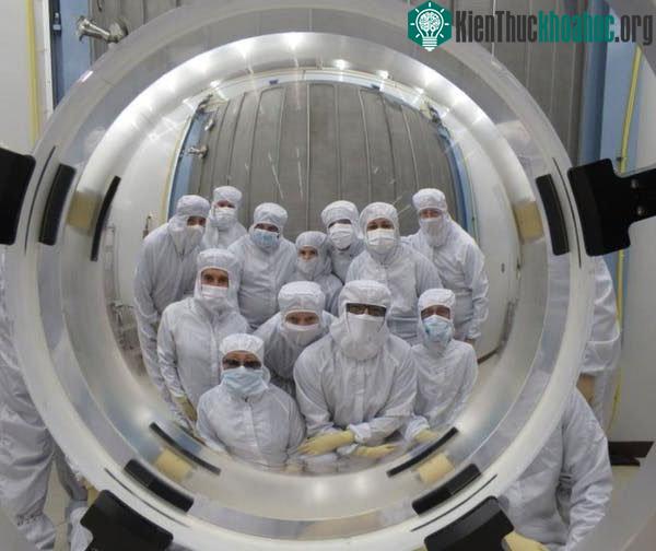 Nhóm các nhà khoa học đứng trước thấu kính của DESI.