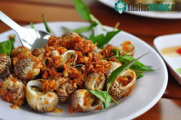 Ăn ốc chưa chín kỹ có thể khiến bạn đối mặt với nguy cơ nhiễm độc do ốc sống trong ao hồ, bùn lầy.