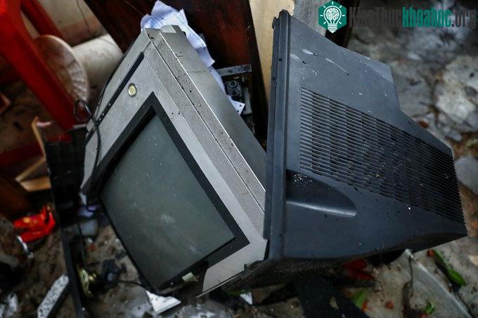 Chiếc tivi của một nhà dân ở thôn 1 bị hư hỏng nặng.