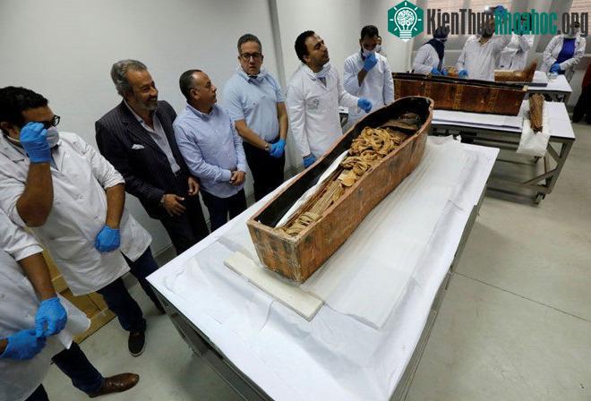 Bộ trưởng và các nhà khảo cổ học đứng cạnh xác ướp của Sennedjem.