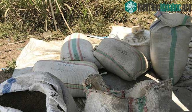 Những bao tả lá Kratom khô.