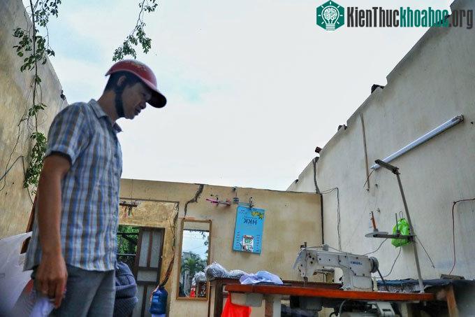 Anh Nguyễn Thiện Nhân (thôn 2, xã Xuân Hải) sững sờ nhìn căn nhà bị tốc mái sau bão.