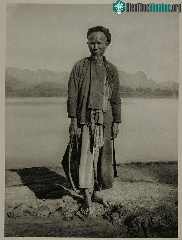 Cụ ông trên bờ sông Đà.
