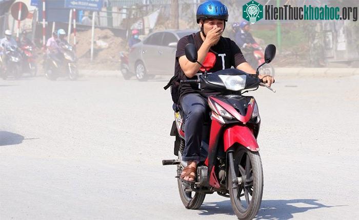 Hít thở không khí chứa đầy khói bụi sẽ gây hại đến sức khỏe con người.
