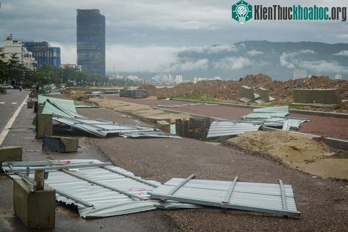 Tại TP Quy Nhơn (Bình Định) sáng nay, nhiều mái tôn, ki-ốt và cây xanh nằm ngổn ngang trên tuyến đường ven biển.