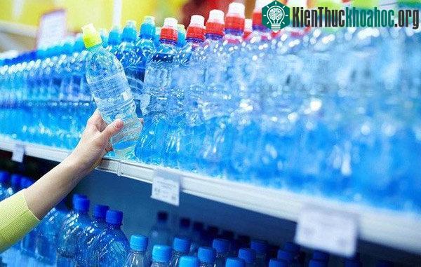 Thị trường nước đóng chai khổng lồ đến mức nào?